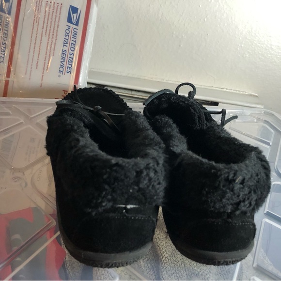 Minnetonka 40650 Women’s Black Suede Sheep Lined Slip On Slippers 9M - Picture 5 of 11